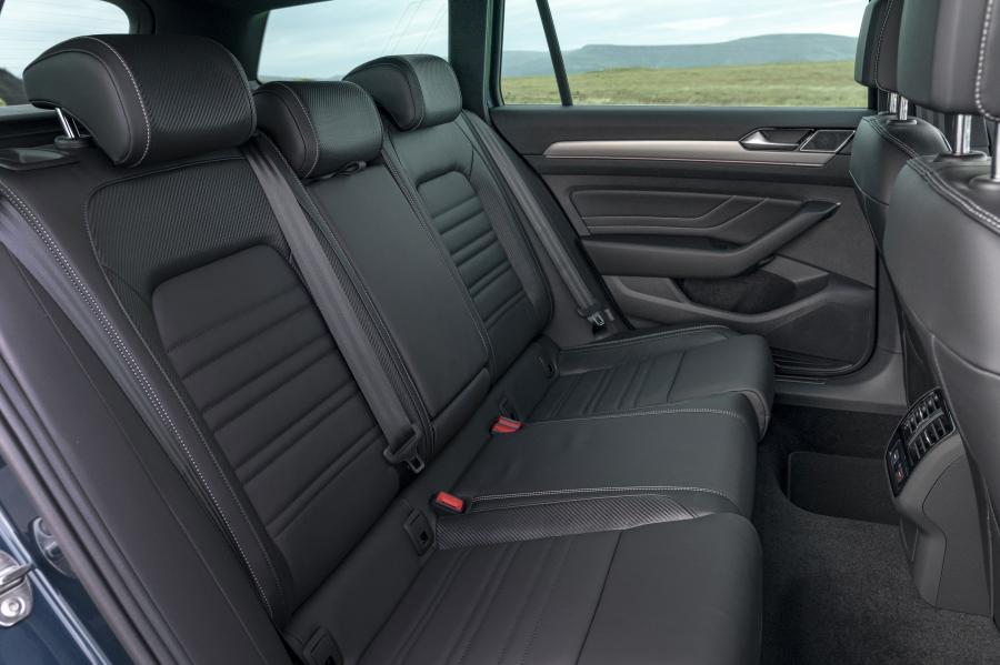 Интерьер Volkswagen Passat R-Line Estate (B8) 2019 года  (UK) (фото 10 из 25)